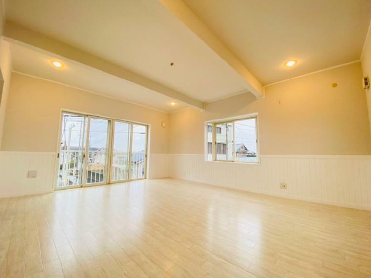 どんな家具にでも相性が良い清潔感ある白色調のクロスを採用。主張しすぎない配色、耐久性にも優れた床材は日々のメンテナンスも楽に、快適に過ごして頂けるよう考えられています。