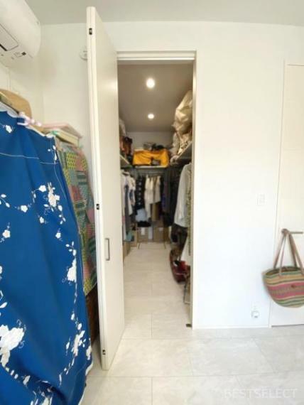 掛ける収納スペースがたっぷりあると,お洗濯物をたたむ時間の削減にもなり家事の効率化になりますね:洋室約6.8帖