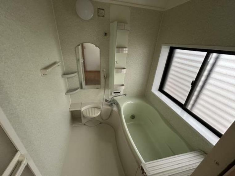 【リフォーム中】浴室は一坪タイプのお風呂です。ハウステック製のシステムバスへと交換を行う予定です。浴槽側には大きなすりガラスの窓が付いている為、カビが怖い浴室も換気頂けます。