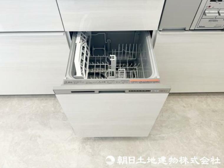 食洗機つきのシステムキッチン。節水・省エネで手洗いよりきれいにあらえて、嬉しいゆとり時間。しっかり除菌もできて清潔です。