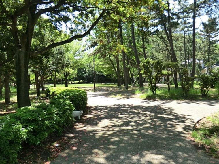 富岡八幡公園（こどもログハウスがある公園。木のぬくもりを感じながら自由に遊べる屋内施設。雨の日も楽しく遊べます。）