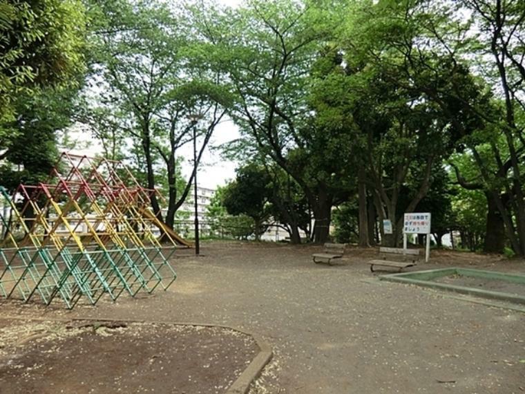 宮崎第一公園 （旧 宮崎第3公園）。広いグランドがあります。ブランコやジャングルジムもあり楽しく遊べるエリアもあります。