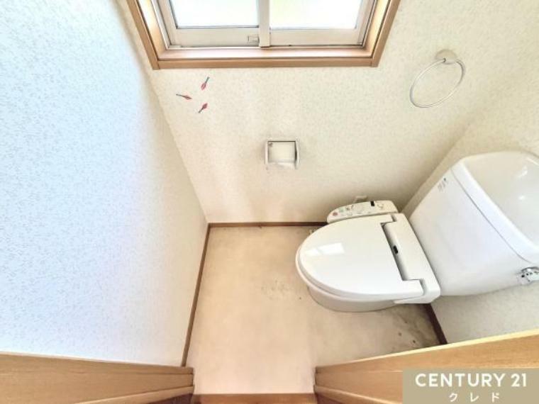 【2階トイレ】<BR/>お住まいには2カ所にトイレがあります。<BR/>1日に何度も使うトイレは白をベースにしたシンプルな造り。お好きなレイアウトを加えて使いやすくリラックスできる空間にしてみてはいかがでしょう。