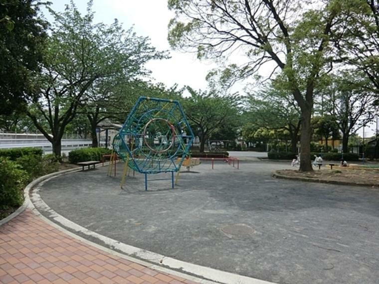 東伸ふれあい公園 公園はコの字型になっていて、遊具広場とボール遊びが出来る広場に分かれています。ブランコやすべり台などの遊具があります。