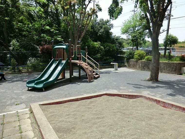 寺山町第三公園 幹線道路沿いにある公園。緑地に隣接しており豊かな自然が感じられます。