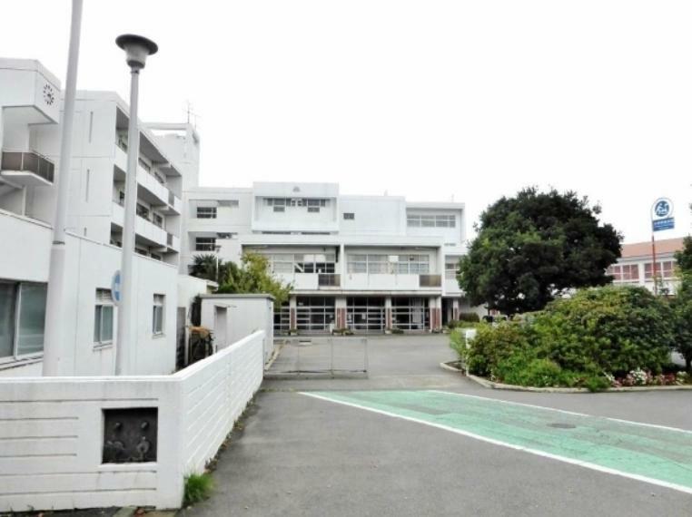 横浜市立栗田谷中学校 校章は栗の葉とペンを組み合わせたもので、栗の葉は栗田谷の地を表わし、ペンは学問・文化を象徴している。
