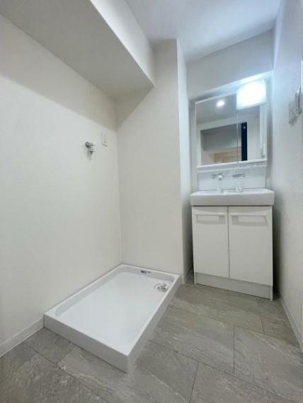 【洗面台・洗面所】<BR/>ゆとりある広さの洗面脱衣室。<BR/>洗面台と物置台と洗濯パンが設置されております。