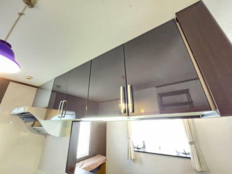 吊戸棚には普段使いしないキッチン家電等もスッキリ収納。