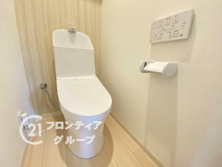 白を基調とした、清潔感のあるシンプルなデザインのトイレです