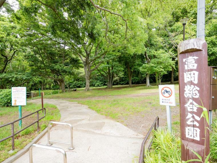 富岡総合公園（海の景色も山の景色も楽しめる公園。運動広場、見晴台、牡丹園等があり、春には満開の桜が楽しめます。）