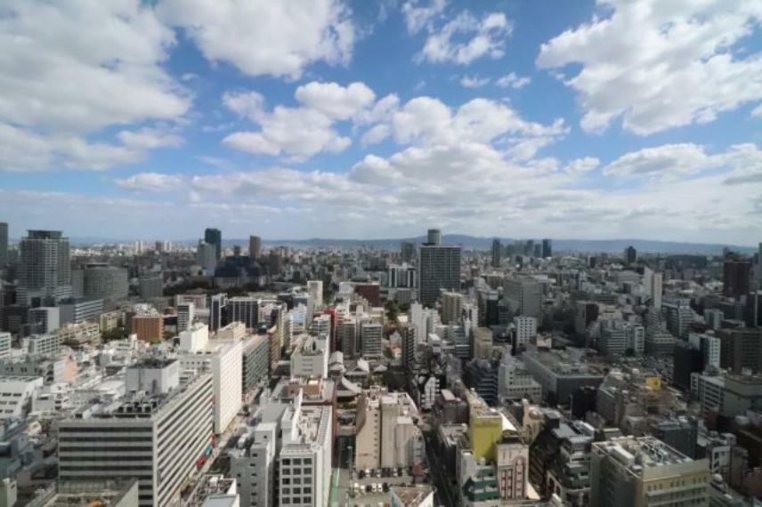 【スカイラウンジからの展望】高層タワーの醍醐味！都市・大阪の街並み、その向こうの山々を一望できます