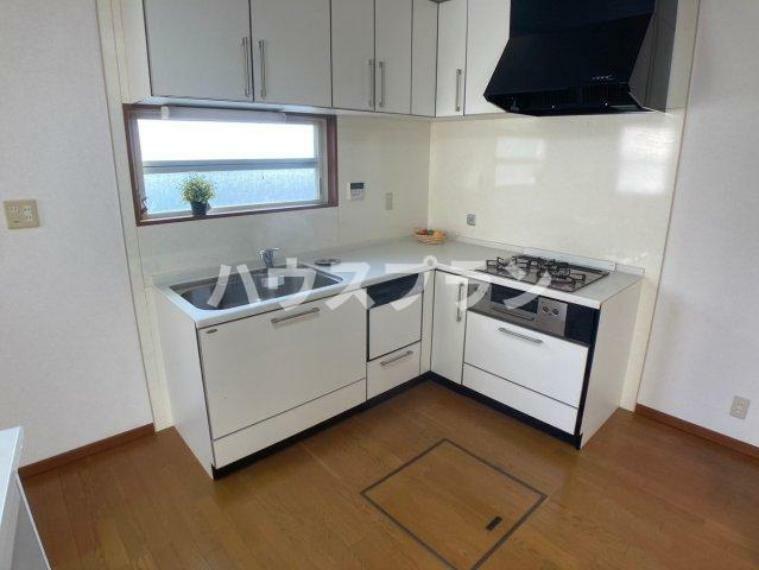 3口ガスコンロ・グリル・食洗機で毎日の家事を快適にサポートします。 収納も豊富でキッチン用品や調理器具もスッキリきれいに片付きますね。 窓を開けて換気できるので、気になるニオイも軽減されます。