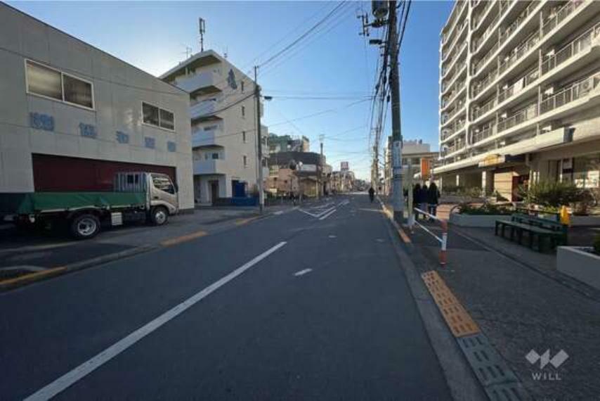 敷地の南側前面道路（東側から）