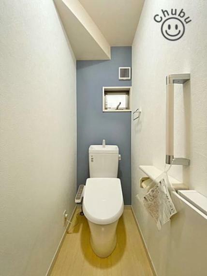 スタンダードな手洗いタンク一体型ウォシュレット付きトイレ