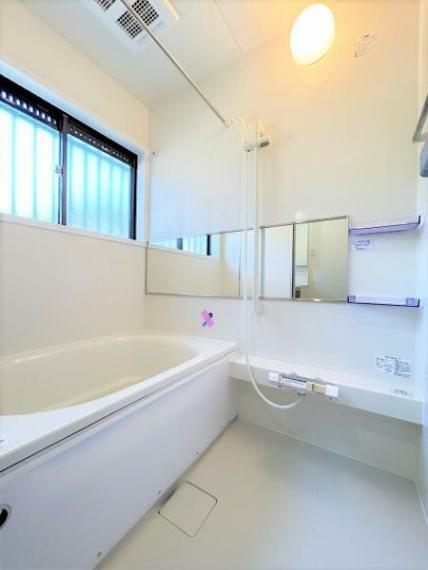 【リフォーム済】浴室は移設してハウステック製を設置しました。高い節水効果を持ちながら、肩まわりゆったりの入浴感が楽しめるバランスのとれた浴槽です。浴室乾燥機も付いています。