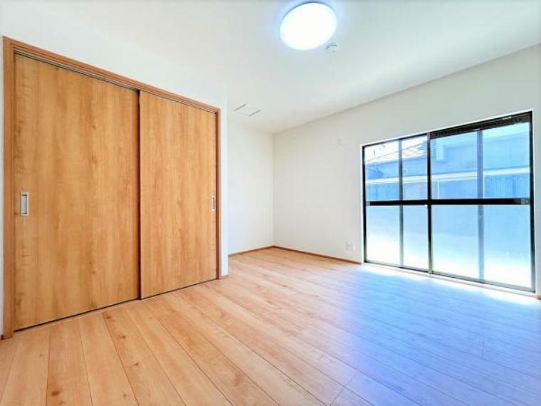 【リフォーム済】1階7.5帖洋室の別角度の様子です。こちらも掃き出し窓がありますので日当たりがいいお部屋です。