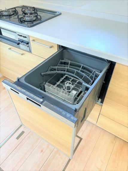 【リフォーム済】システムキッチンはリンナイ製の食器洗い乾燥機付きです。洗い物は手作業でされる方でも乾燥機能を使えば除菌もできますし、食器かごを設置しなくてよいのでキッチン周りをスッキリ使えます。