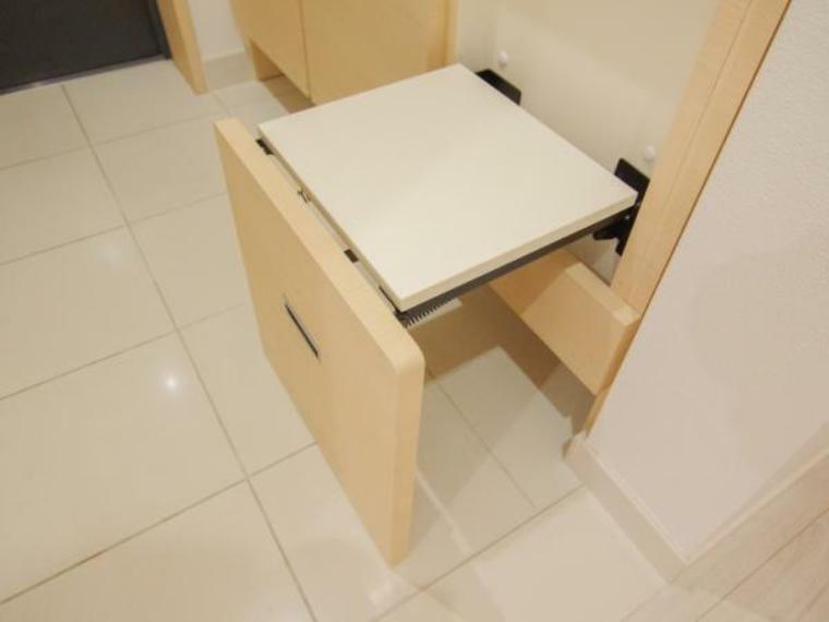 【リフォーム済】玄関のシューズボックスには収納式の椅子が設置されています。