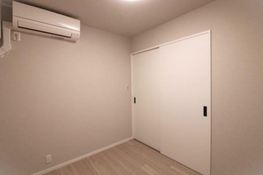洋室4帖:収納スペースが豊富に設けられており、住空間をすっきりとご利用頂けますよ！
