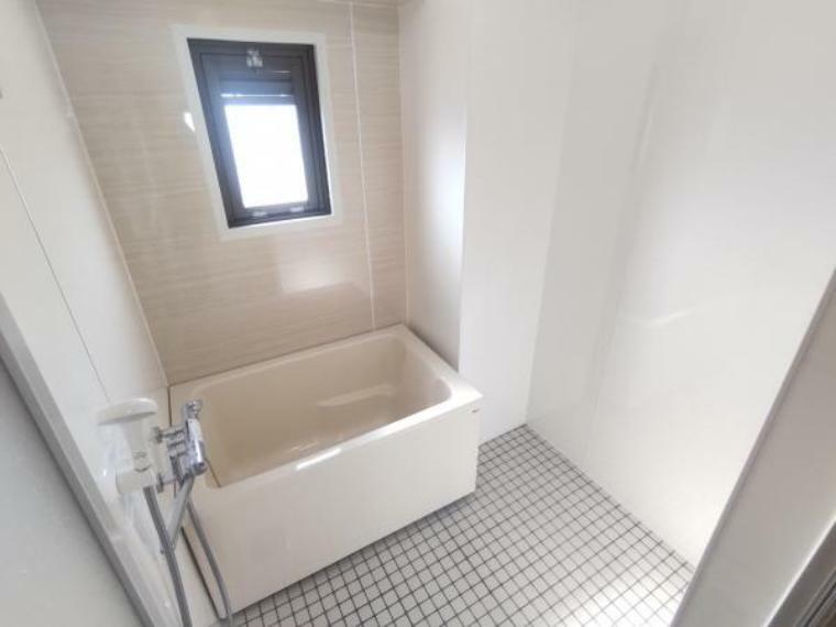 【リフォーム完成】浴室は壁天井にバスパネルを貼り、床タイルの重ね張りを行いました。浴槽も新品交換。きれいなお風呂で新生活をお楽しみください。