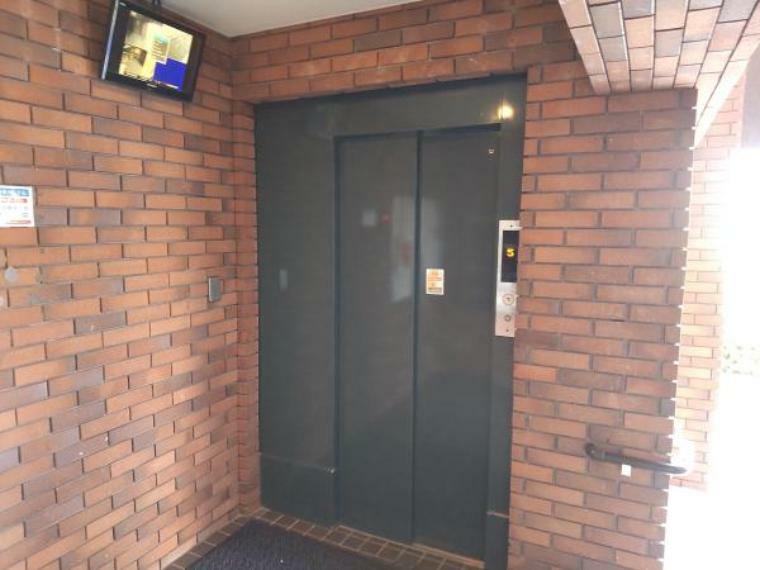 【エレベーター】エレベーターには監視カメラが取り付けてあります。防犯面もしっかりしているので安心ですね。