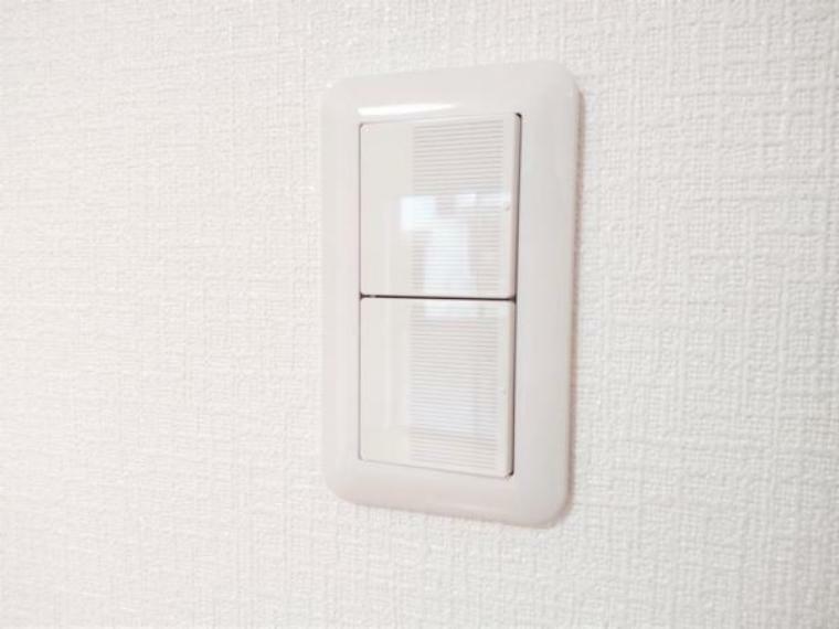 【同仕様写真/スイッチ】住宅のすべての照明スイッチはワイドタイプに交換します。スイッチ部分が広いので、小さいお子様やご年配の方でも押しやすいデザインです。