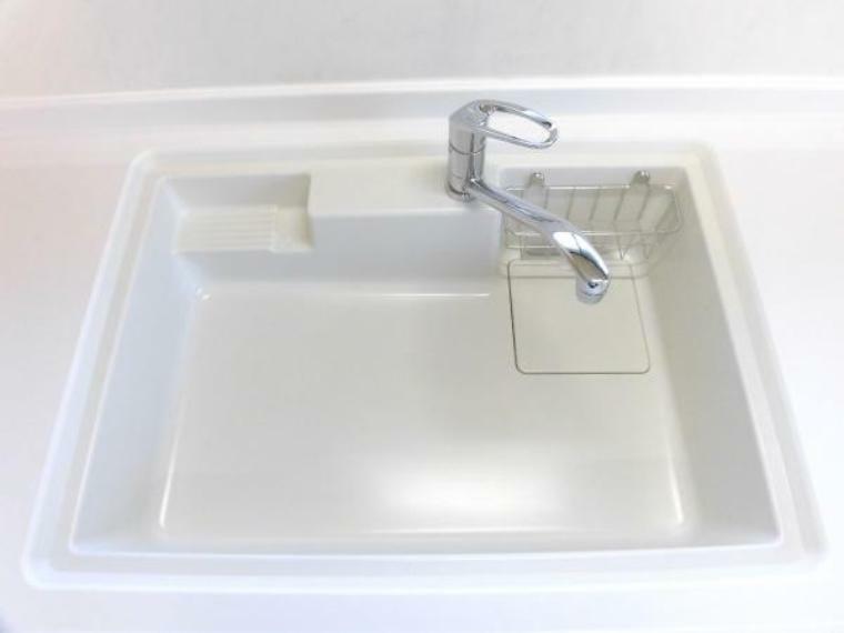 【シンク】現在リフォーム中。キッチンの水栓金具はホース収納式のシャワータイプ。水とお湯は簡単に使い分けができます。しかもカートリッジ内蔵の浄水機能付きなので安心してお使いいただけます。
