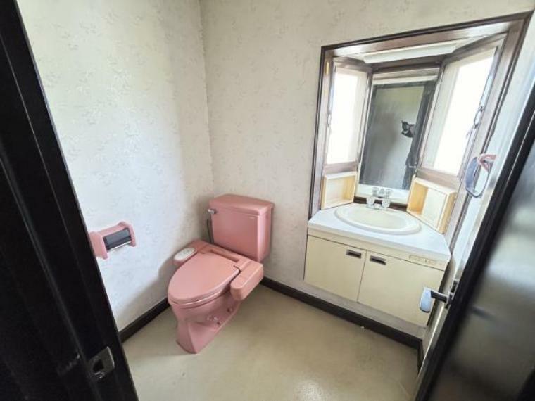 【現況販売】トイレのお写真です。洗面化粧台付きですのでとても使い易いです。トイレは合計4ケ所にあります。
