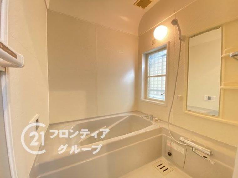 しっかり換気が出来る大きな窓付き。湿気がこもりやすい浴室も清潔に保てます。