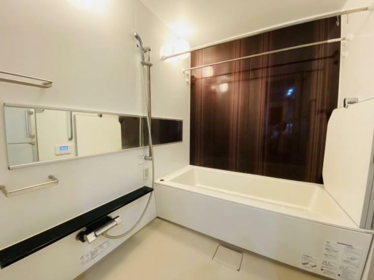 「1620」サイズのひろびろとしたバスルーム。風の強い日や梅雨時期にはありがたい、浴室換気乾燥機能付きです。