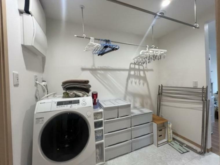 ランドリースペースは洗濯機を置いても沢山収納可能です。
