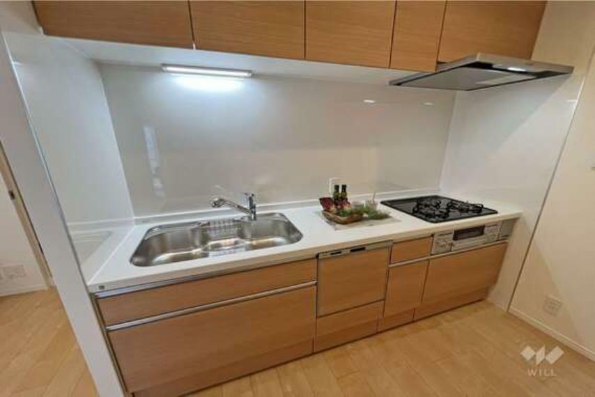 【キッチン】食器洗浄機、吊戸棚付きのキッチン。横幅が広く、お料理がしやすいです。