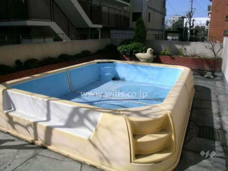 【共用部分】マンションの敷地内にはプールがあり、お子様を遊ばせることができます。