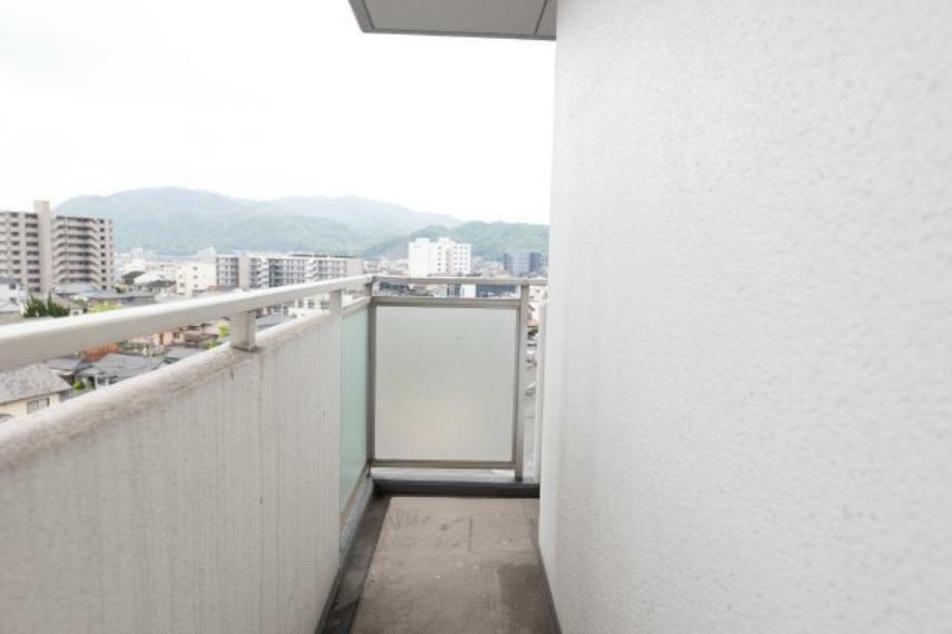 7階から見える眺望です。福山市街がよく見渡せます。周辺に高層ビルがない為圧迫感がなく、プライバシーも保たれています。南側の景色だけでなく、芦田川が流れる西側の景色もよく見渡せますよ。