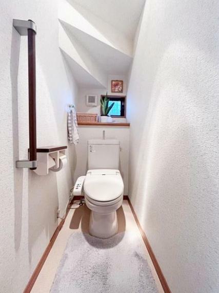 お手入れやお掃除が、簡単にできるシンプルなデザインのトイレです。