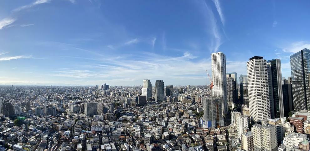 高層階ならではの開放感ある景色！西新宿のビル群や遠くまで空が見渡せる見晴らしの良い眺望が広がっています。