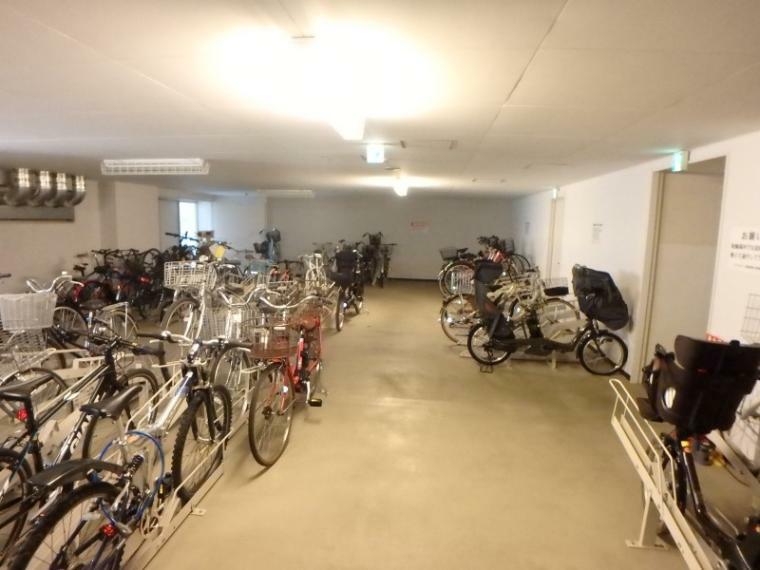 雨や盗難から自転車を守る屋内駐輪場