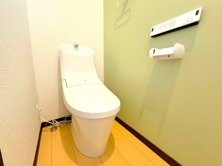 1階トイレは窓付きです。シンプルなデザイン、省エネ機能で快適な使い心地。お掃除もラクラクな一体型トイレです。