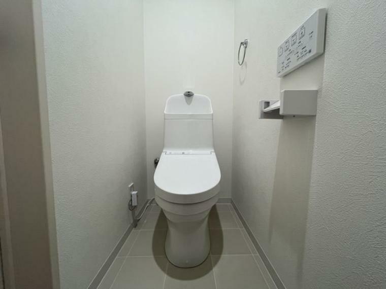 白を基調とした、清潔感のあるシンプルなデザインのトイレです。各階に完備しているので忙しい朝も安心ですね！