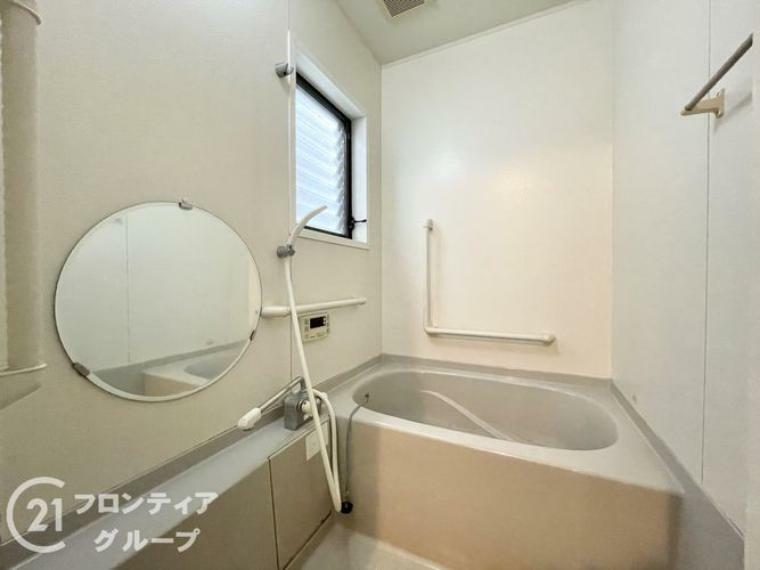 しっかり換気が出来る大きな窓付き。湿気がこもりやすい浴室も清潔に保てます。