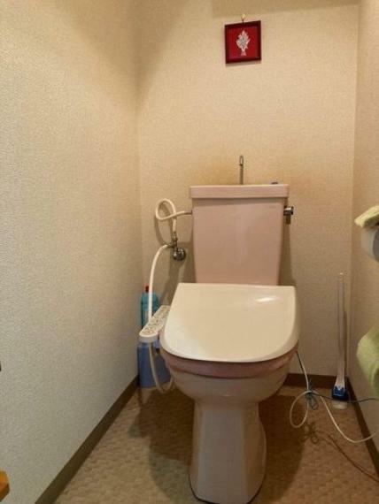 【トイレ】トイレは温水洗浄便座付。上部には収納棚があり、消耗品の収納に便利です。