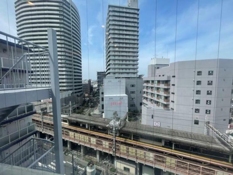 窓からの見晴らしも良いです。千代田線の線路が近く窓を開けると音が聞こえますが、室内は2重窓なので騒音はほとんど聞こえません！