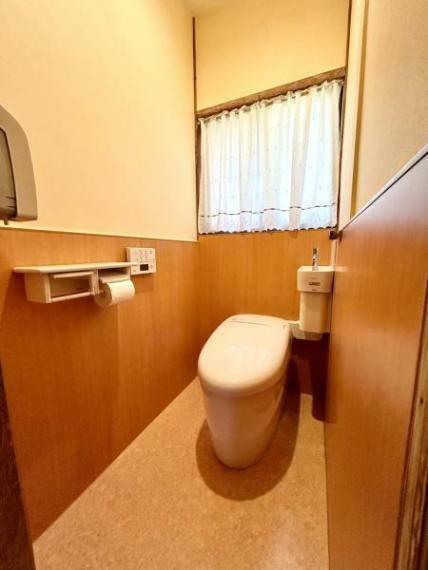 （リフォーム前写真）トイレはクリーニングを行う予定です。TOTO製のトイレで、ボタン1つで蓋や便座が上がります。