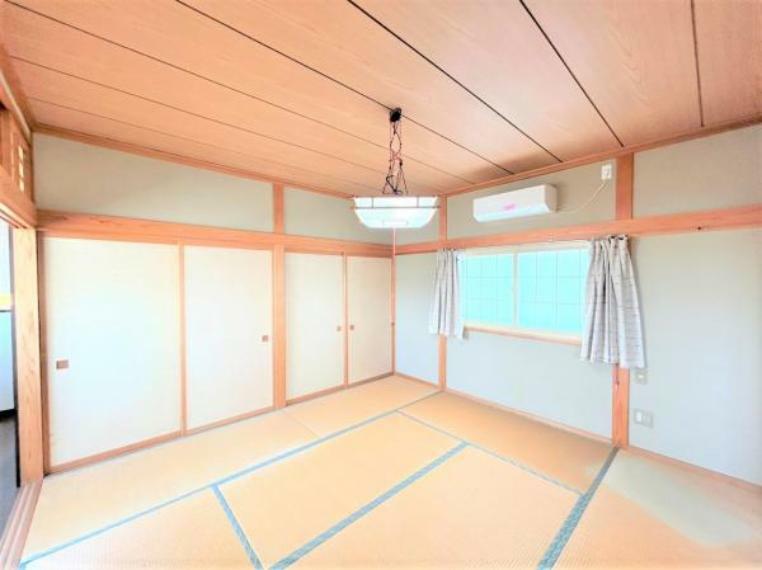 【リフォーム中】2階8帖の和室は洋室に間取り変更します。床は永大産業製のフローリングに張替え、天井壁のクロスは張替えます。収納部屋としても活用できますね。