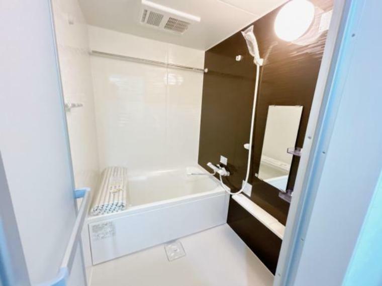 【現況販売/浴室】ユニットバス写真になります。浴室暖房機付きのお風呂となっていますので洗濯物を干すことが出来ますね。