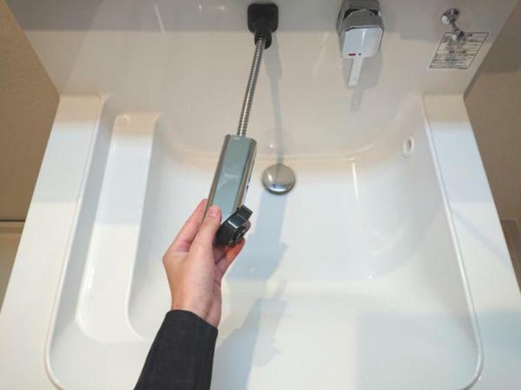 【同仕様写真】洗面台の水栓はまわりに水たまりができない、壁に直接取り付けるタイプの水栓を採用しています。水栓ヘッドは引き出して使えるホース内蔵タイプでお掃除もラクラクです。