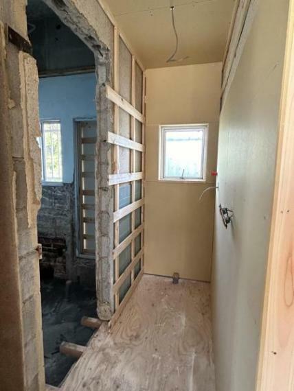 【リフォーム中】脱衣室は洗濯用水栓を設置し、壁と天井はクロスの張替えを行い、床はクッションフロアで仕上げます。