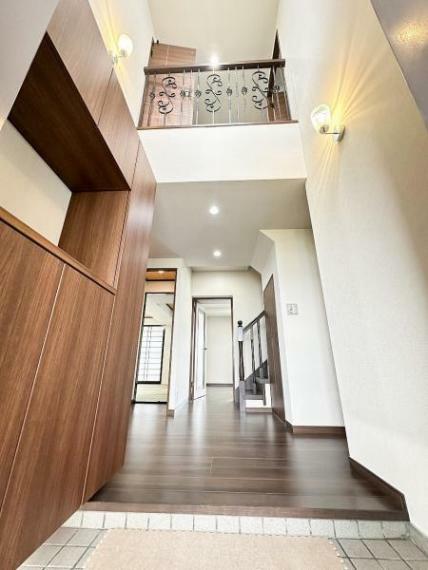 玄関の吹き抜けが、空間に広がりをもたらし、デザイン性を高めます。