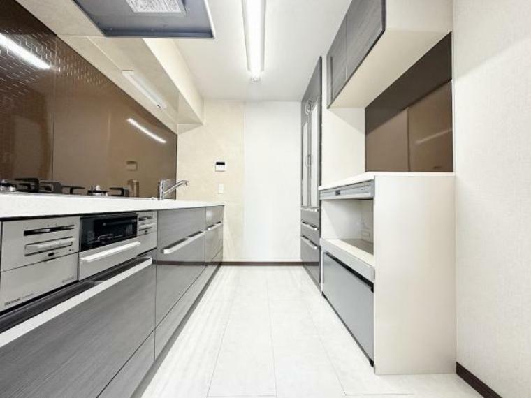 吊戸棚付きのキッチンは、収納力もあり、キッチン周りをスッキリとさせてくれます。