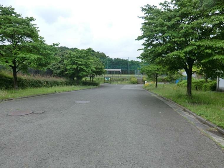 上菅田東部公園（水道局菅田配水池の上部を利用し、野球ができる広いグラウンドが整備されています。）